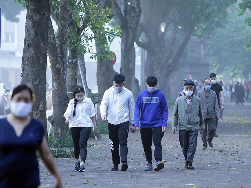 Một bộ phận người dân vẫn “quên” khuyến cáo trong thời gian cách ly xã hội ảnh 1