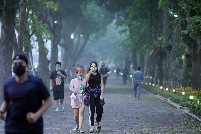 Một bộ phận người dân vẫn “quên” khuyến cáo trong thời gian cách ly xã hội ảnh 3