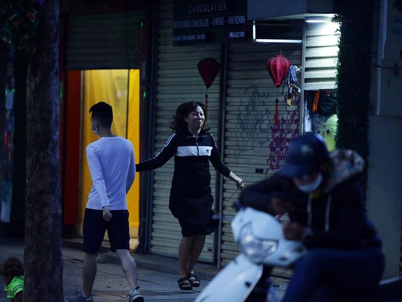 Một bộ phận người dân vẫn “quên” khuyến cáo trong thời gian cách ly xã hội ảnh 4