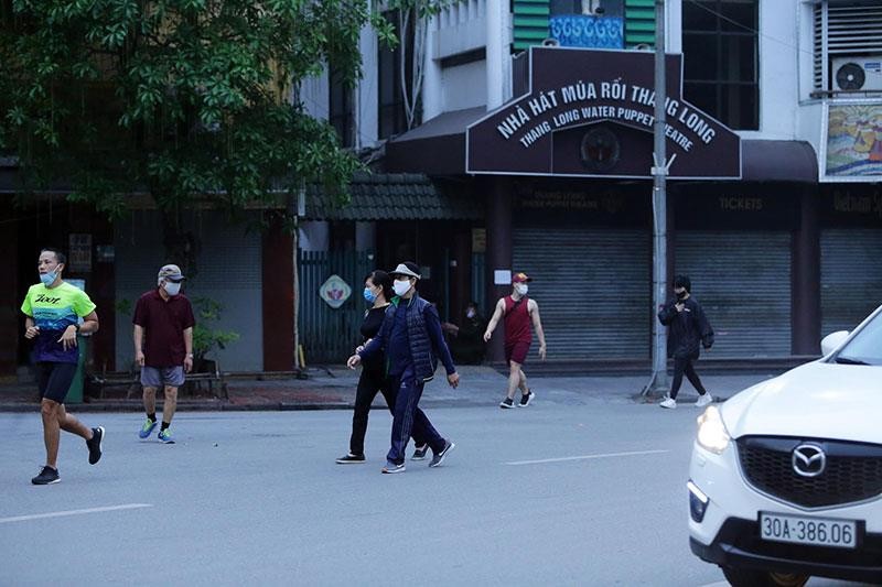 Một bộ phận người dân vẫn “quên” khuyến cáo trong thời gian cách ly xã hội ảnh 5