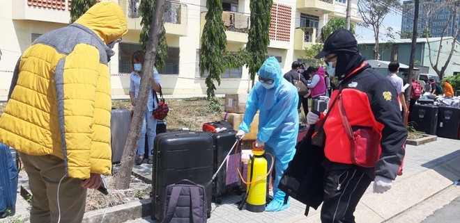 Vì sao người cách ly tập trung xong 14 ngày vẫn chưa được về nhà? ảnh 1