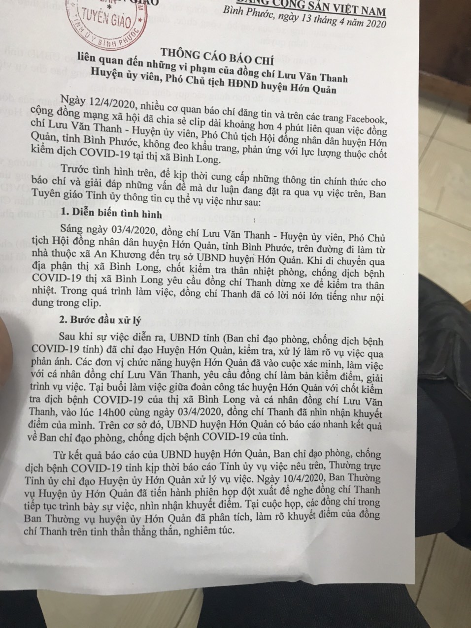 Bình Phước: Đình chỉ công tác Phó chủ tịch HĐND huyện Hớn Quản không đeo khẩu trang, quát tháo tại chốt kiểm dịch Covid-19 ảnh 1