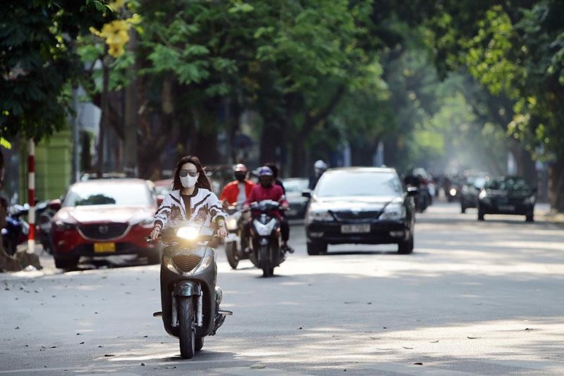 Hà Nội: Đường phố vắng vẻ, nhiều người không đội mũ bảo hiểm, vô tư vượt đèn giao thông ảnh 10