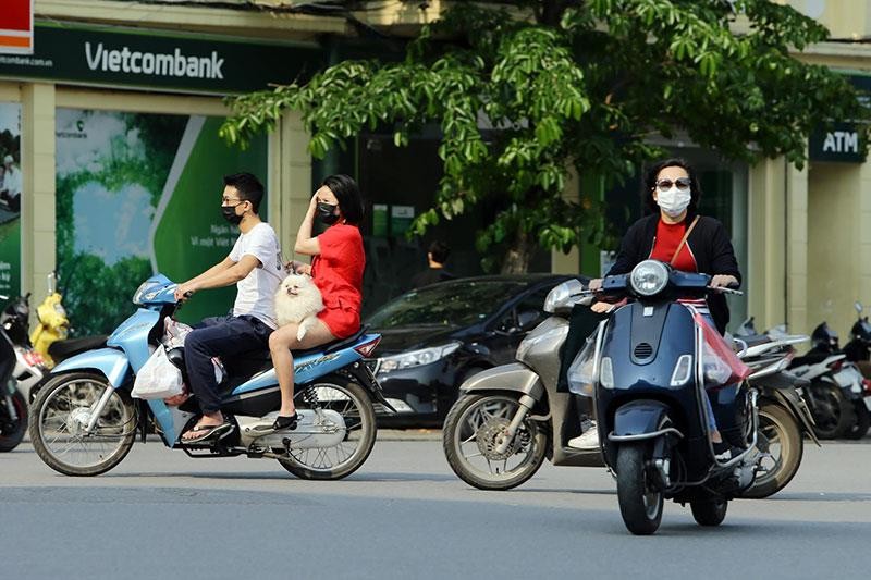 Hà Nội: Đường phố vắng vẻ, nhiều người không đội mũ bảo hiểm, vô tư vượt đèn giao thông ảnh 1