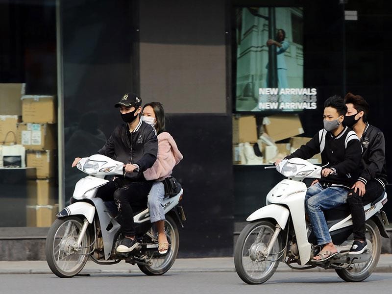 Hà Nội: Đường phố vắng vẻ, nhiều người không đội mũ bảo hiểm, vô tư vượt đèn giao thông ảnh 4