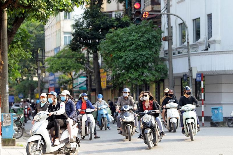 Hà Nội: Đường phố vắng vẻ, nhiều người không đội mũ bảo hiểm, vô tư vượt đèn giao thông ảnh 6