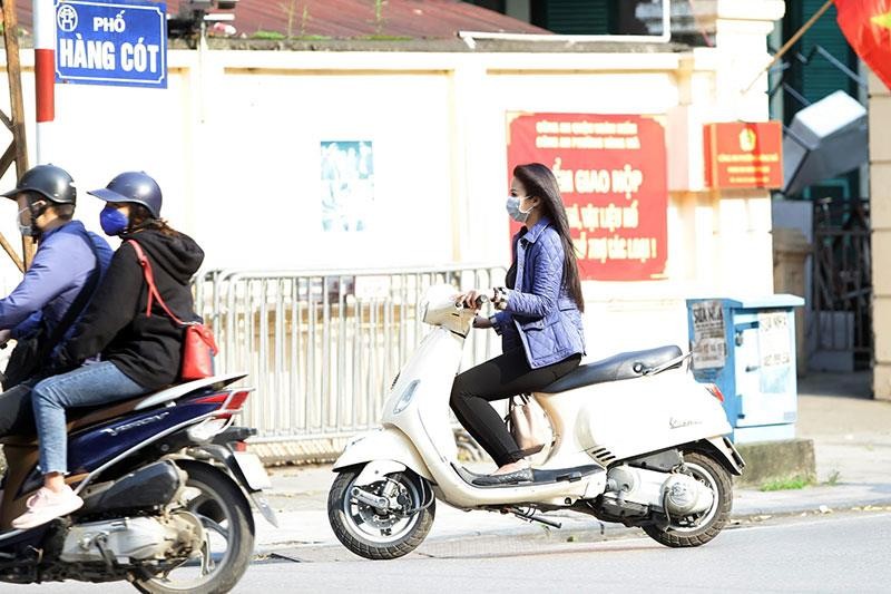 Hà Nội: Đường phố vắng vẻ, nhiều người không đội mũ bảo hiểm, vô tư vượt đèn giao thông ảnh 7