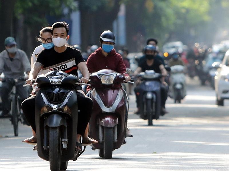 Hà Nội: Đường phố vắng vẻ, nhiều người không đội mũ bảo hiểm, vô tư vượt đèn giao thông ảnh 8