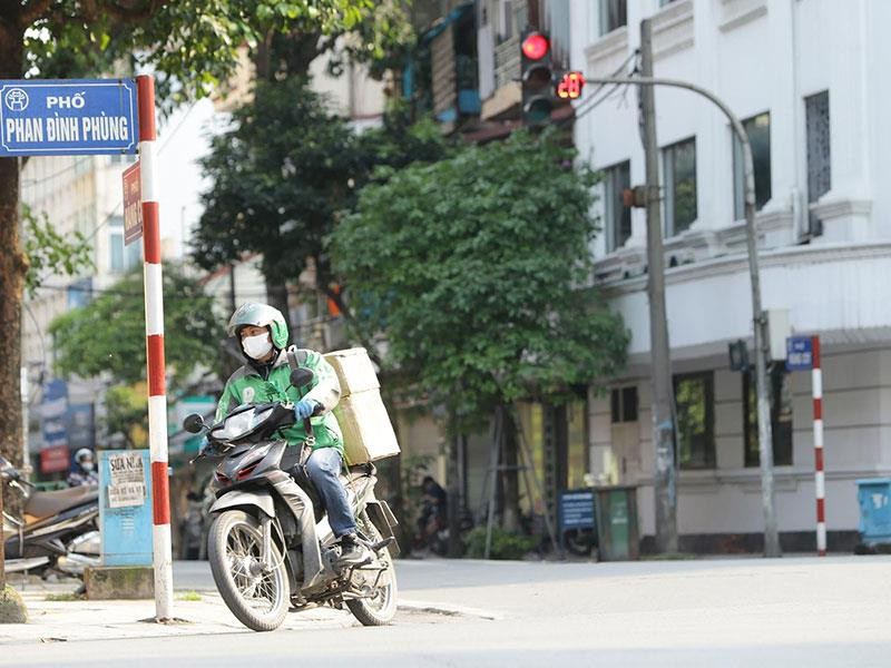 Hà Nội: Đường phố vắng vẻ, nhiều người không đội mũ bảo hiểm, vô tư vượt đèn giao thông ảnh 9