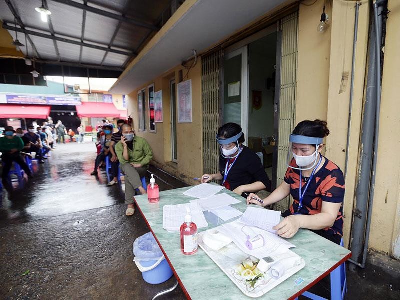 Hình ảnh Hà Nội xét nghiệm nhanh Covid-19 tại chợ Long Biên ảnh 1