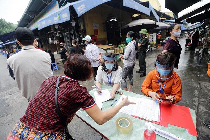Hình ảnh Hà Nội xét nghiệm nhanh Covid-19 tại chợ Long Biên ảnh 2