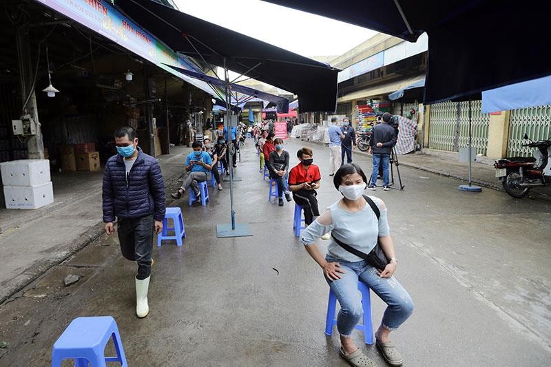 Hình ảnh Hà Nội xét nghiệm nhanh Covid-19 tại chợ Long Biên ảnh 3