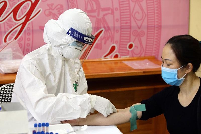 Hình ảnh Hà Nội xét nghiệm nhanh Covid-19 tại chợ Long Biên ảnh 6