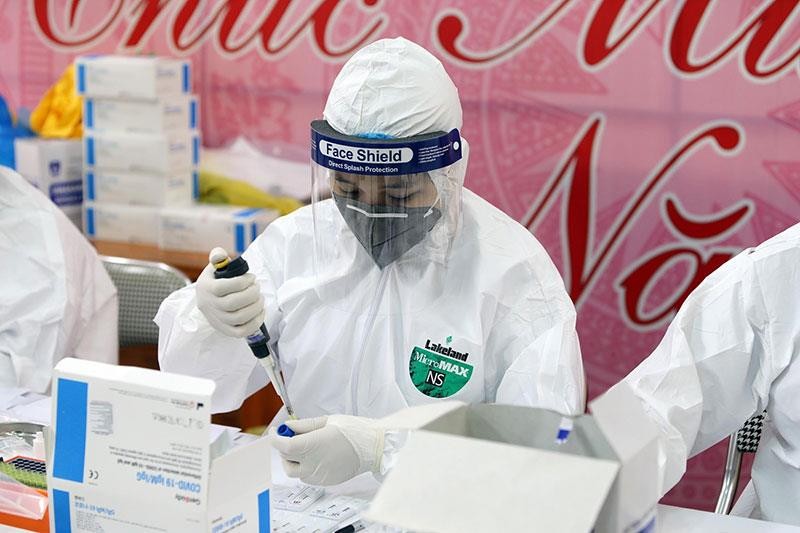 Hình ảnh Hà Nội xét nghiệm nhanh Covid-19 tại chợ Long Biên ảnh 9