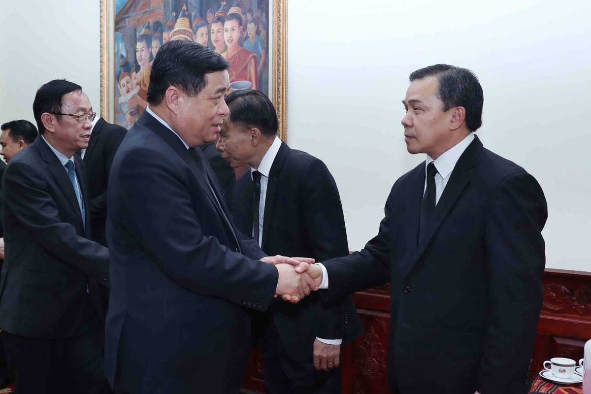 Bộ trưởng Nguyễn Chí Dũng viếng nguyên Thủ tướng Chính phủ Lào ảnh 2