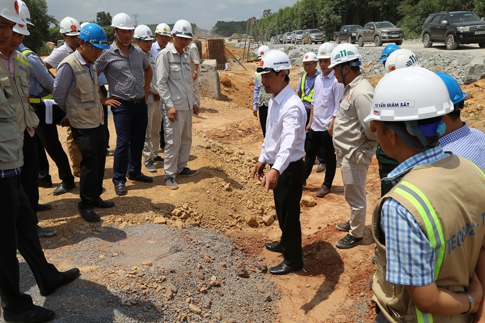 Thứ trưởng Bộ Giao thông công khai số điện thoại, nhận phản ánh “nóng” tại Cao tốc Cam Lộ - La Sơn ảnh 2