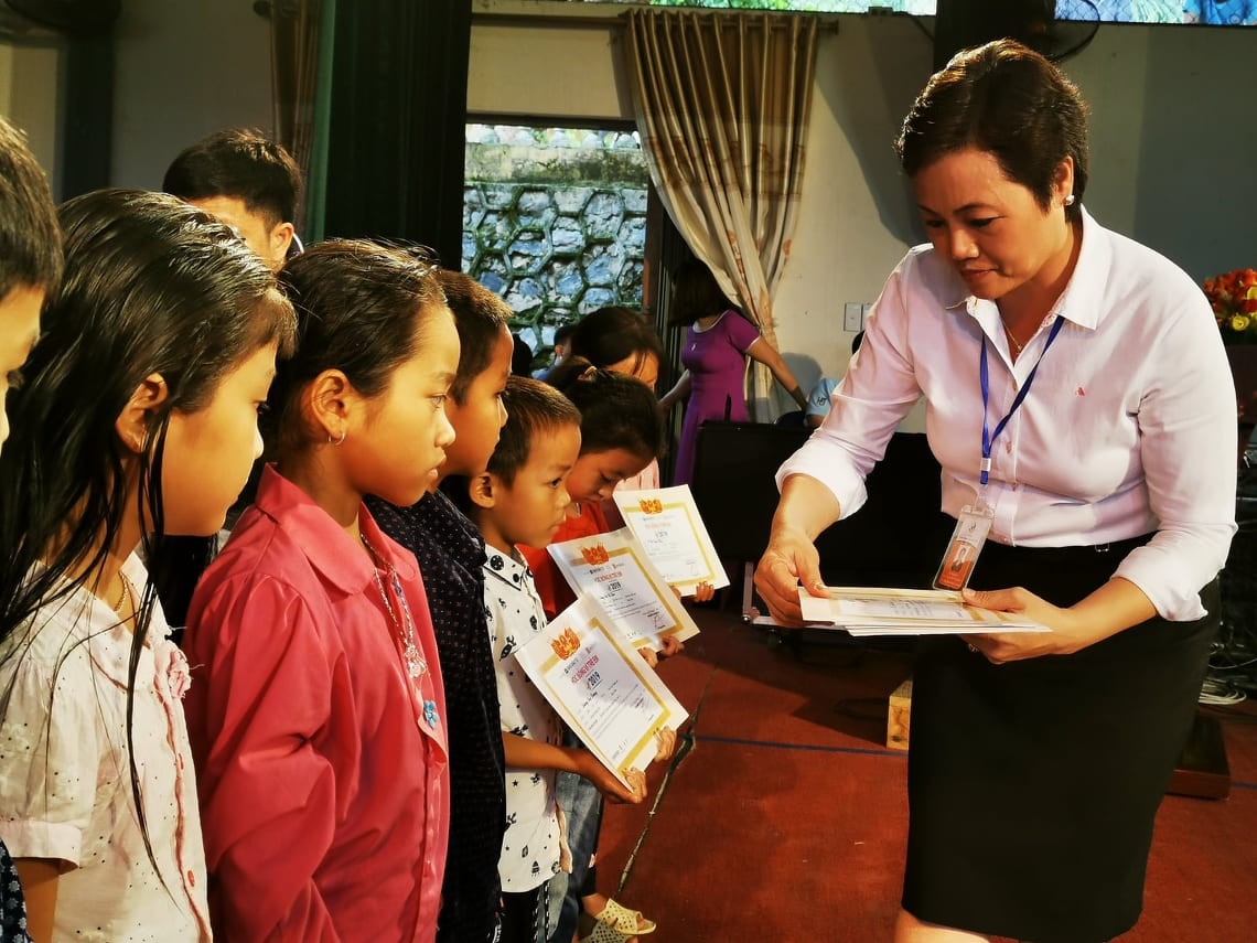 200 suất học bổng 'Vì trẻ em Việt Nam' đến với học sinh tỉnh Điện Biên ảnh 13