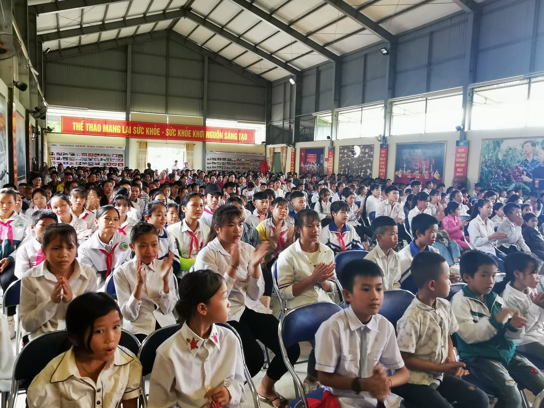 200 suất học bổng 'Vì trẻ em Việt Nam' đến với học sinh tỉnh Điện Biên ảnh 2
