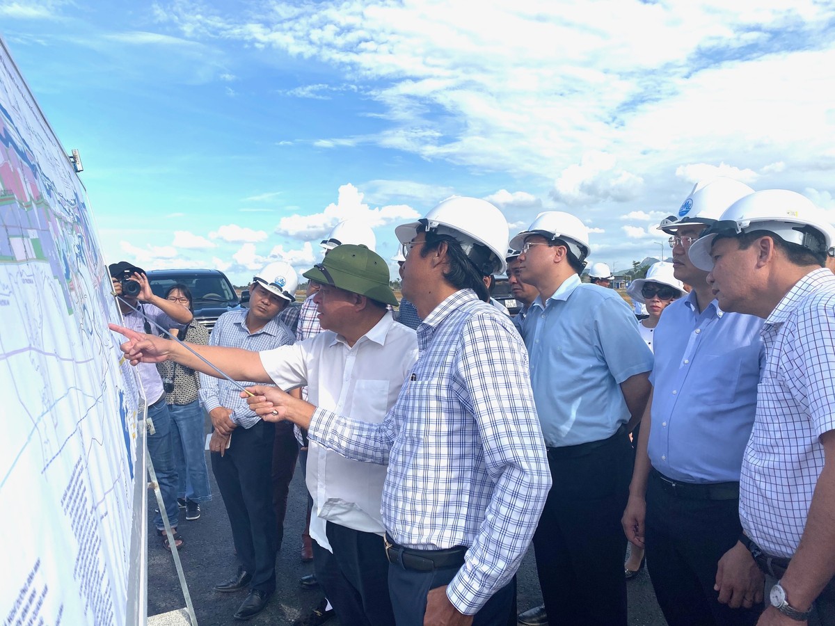 Đi từng dự án, xuống từng địa phương để “thúc” tăng trưởng kinh tế ảnh 1