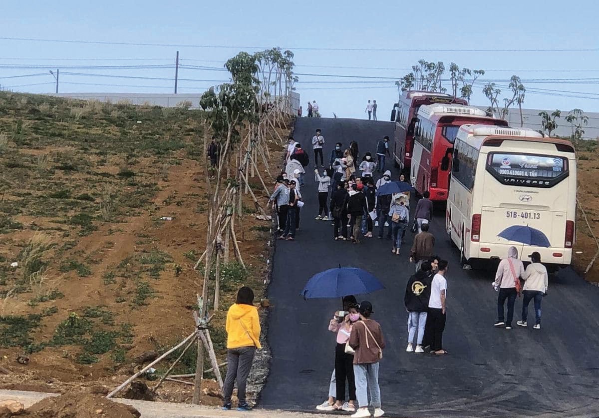 Hết xuống biển, dân địa ốc lại đua “trèo” núi ảnh 1