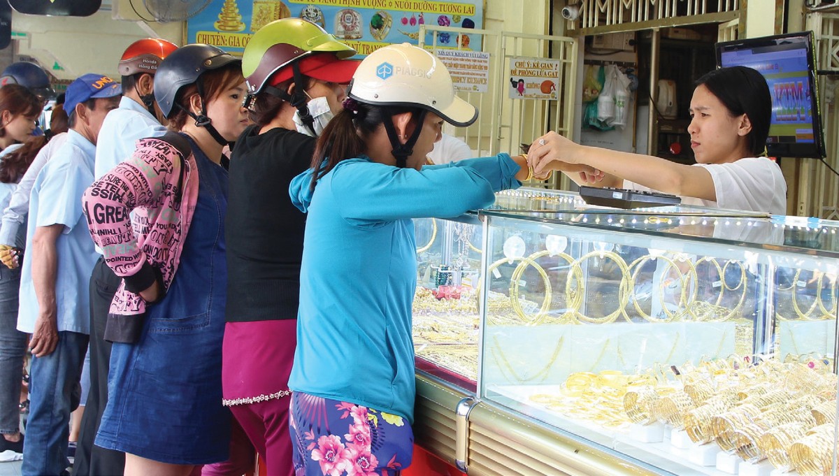 Giá vàng nhảy múa, nên mua vàng hay rót tiền vào địa ốc? ảnh 1