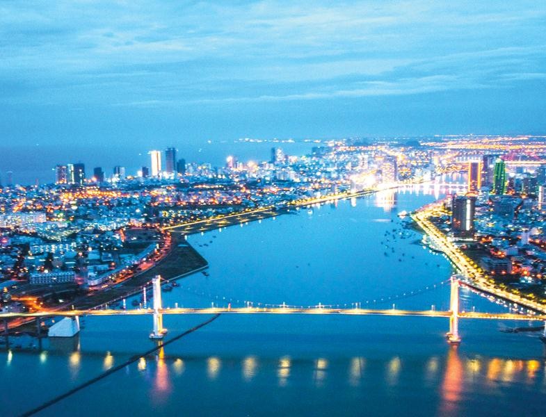 Những khách sạn thắp sáng hình trái tim để cổ vũ Đà Nẵng trong những ngày chống dịch bệnh Covid-19. Ảnh: Nguyễn Trịnh