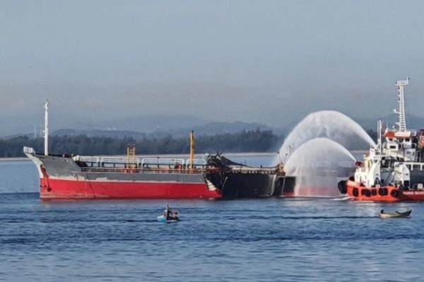 Phương tiện chữa cháy tiếp cận và xử lý đám cháy sau vụ nổ Phương tiện chữa cháy tiếp cận và xử lý đám cháy sau vụ nổ