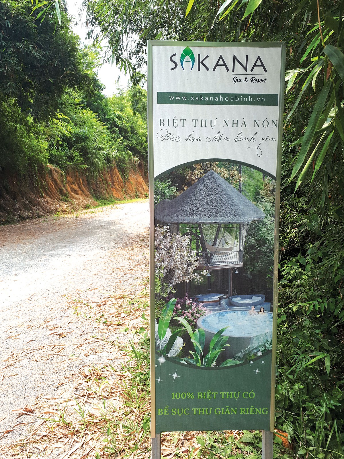 Các biển quảng cáo được cắm với khoảng cách 300 m/biển trên đường vào dự án