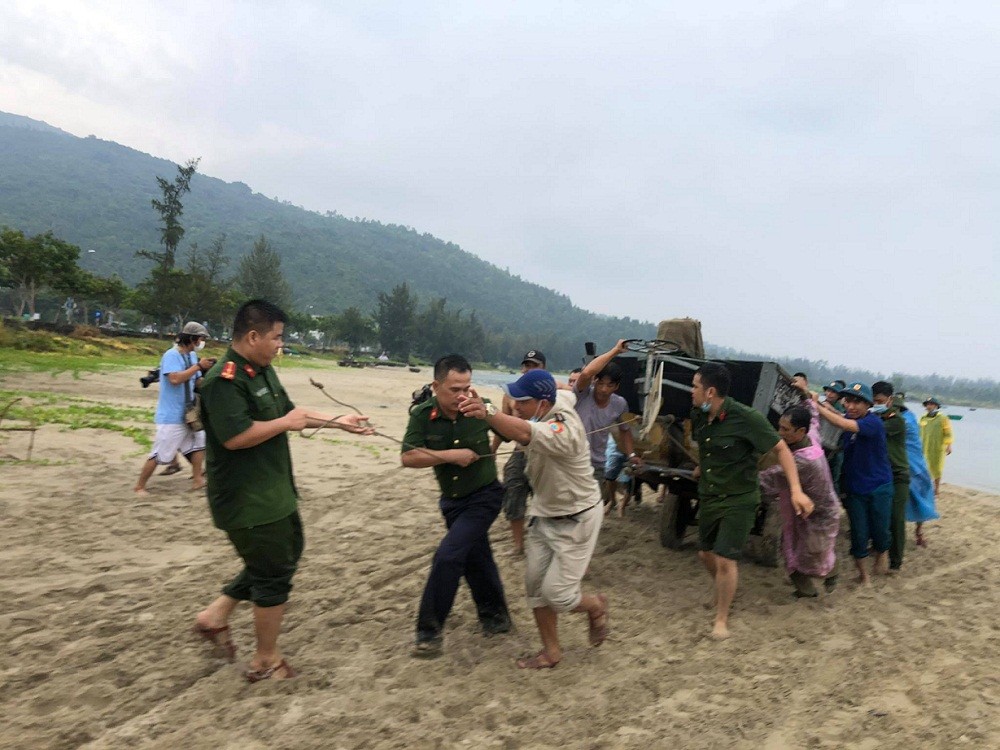 Lực lượng chức năng TP.Đà Nẵng giúp ngư dân đưa tàu thuyền vào nơi an toàn.