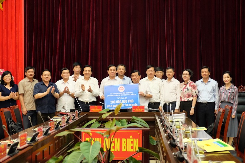 Bộ trưởng Nguyễn Chí Dũng và Công đoàn Bộ Kế hoạch và Đầu tư trao tặng 200 triệu đồng cho Quỹ Vì người nghèo tỉnh Điện Biên.