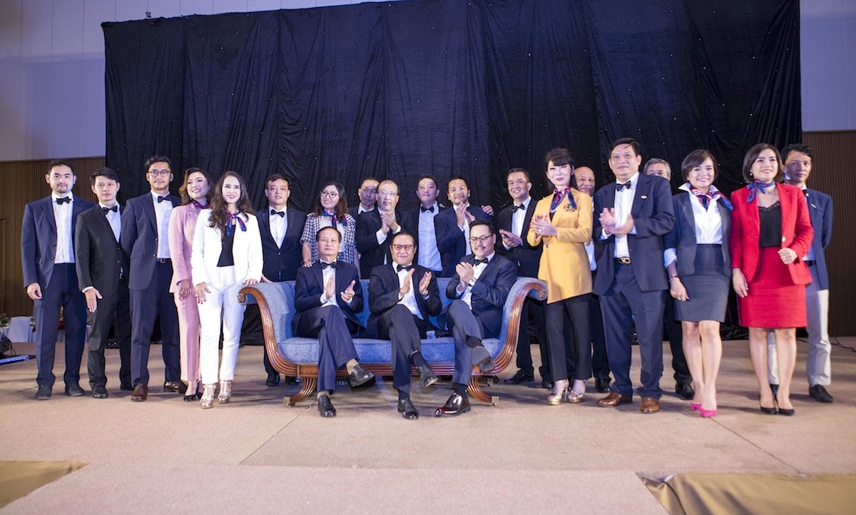 Ông Nguyễn Quốc Khanh, Chủ tịch HAWA (ngồi giữa) và các thành viên Ban chấp hành nhiệm kỳ VIII (Ảnh: HAWA). Ông Nguyễn Quốc Khanh, Chủ tịch HAWA (ngồi giữa) và các thành viên Ban chấp hành nhiệm kỳ VIII (Ảnh: HAWA).