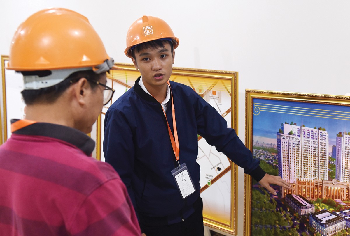 Các chủ đầu tư đang nỗ lực đưa hàng ra thị trường. Ảnh: Dũng Minh