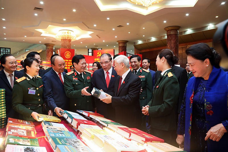 Tổng Bí thư, Chủ tịch nước Nguyễn Phú Trọng và các đại biểu tham quan triển lãm tại Đại hội (Ảnh: Cổng TTĐT Bộ Quốc phòng)