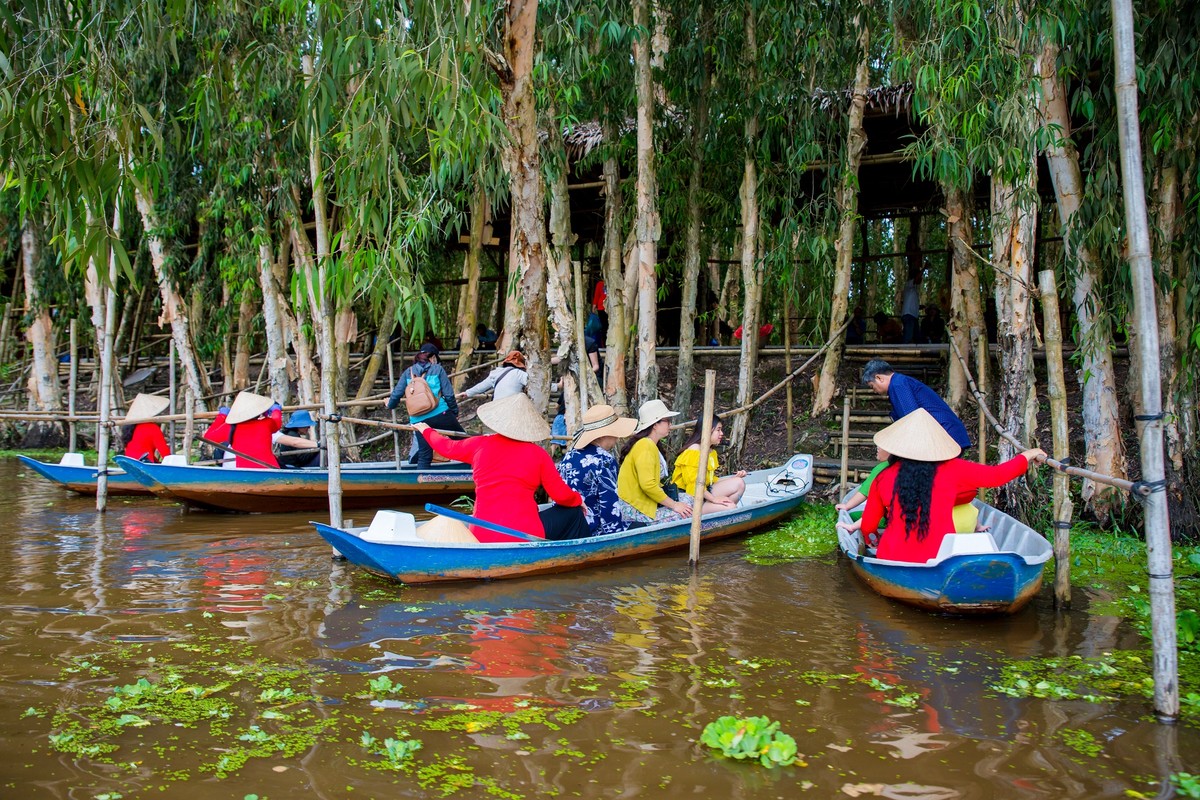 Để có thể khám phá thêm về rừng tràm, du khách sẽ đổi sang loại xuồng nhỏ hơn, với người dân địa phương dẫn đường.