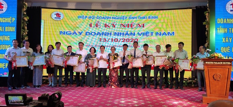 Phó bí thư thường trực tỉnh ủy, Chủ tịch HĐND tỉnh Thái Bình trao Bằng khen cho các tập thể xuất sắc.