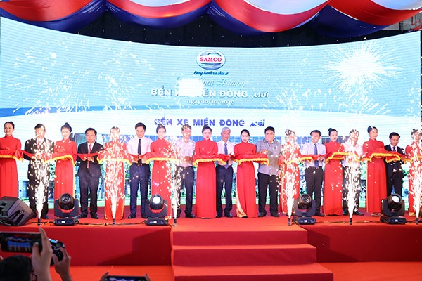 Các đại biểu cắt băng khánh thành Bến xe Miền Đông mới