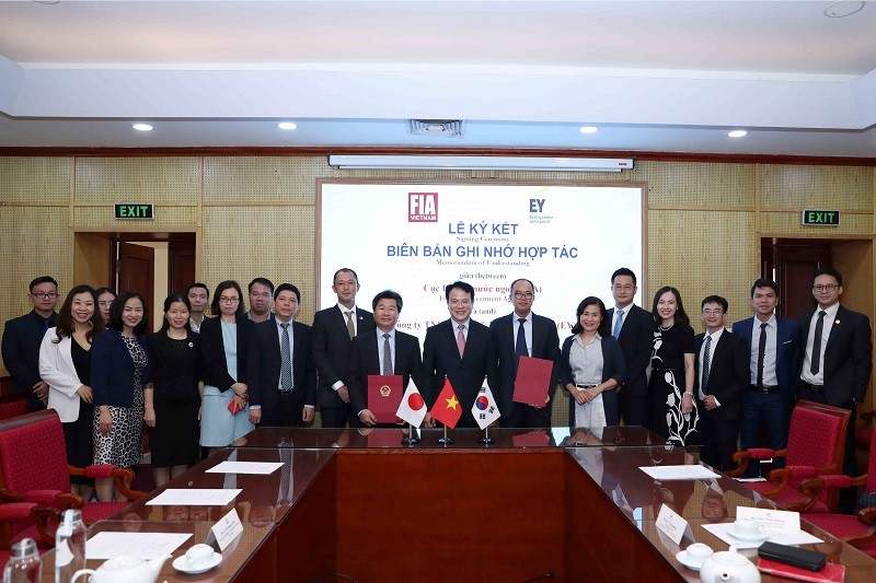 Thứ trưởng Trần Quốc Phương chứng kiến lễ ký kết giữa Cục Đầu tư nước ngoài và Ernst &amp; Young Vietnam (Ảnh: Đức Trung)