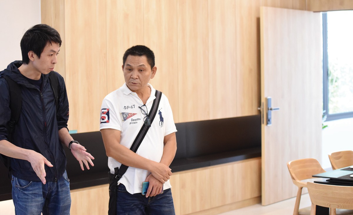 Một nhóm khách hàng Hàn Quốc tìm hiểu căn hộ chung cư cho thuê. Ảnh: Dũng Minh