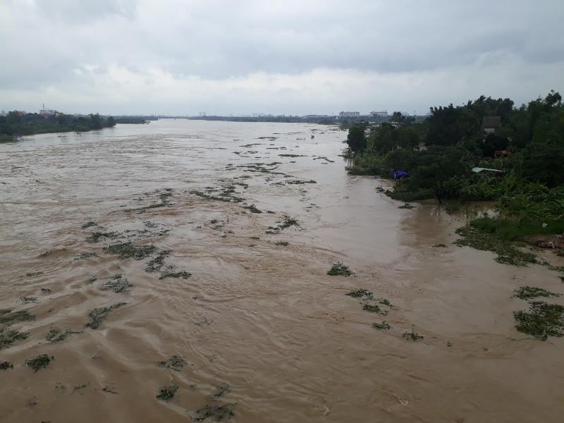 Nước lũ đang tràn về thành phố Đà Nẵng.