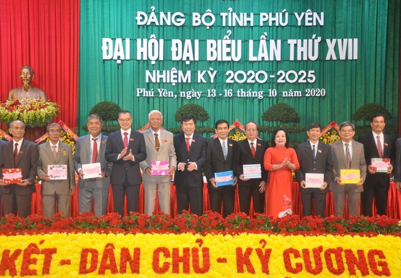 Lãnh đạo tỉnh Phú Yên tri ân những đồng chí trong Ban chấp hành Đảng bộ tỉnh khóa 16 . Lãnh đạo tỉnh Phú Yên tri ân những đồng chí trong Ban chấp hành Đảng bộ tỉnh khóa 16 .