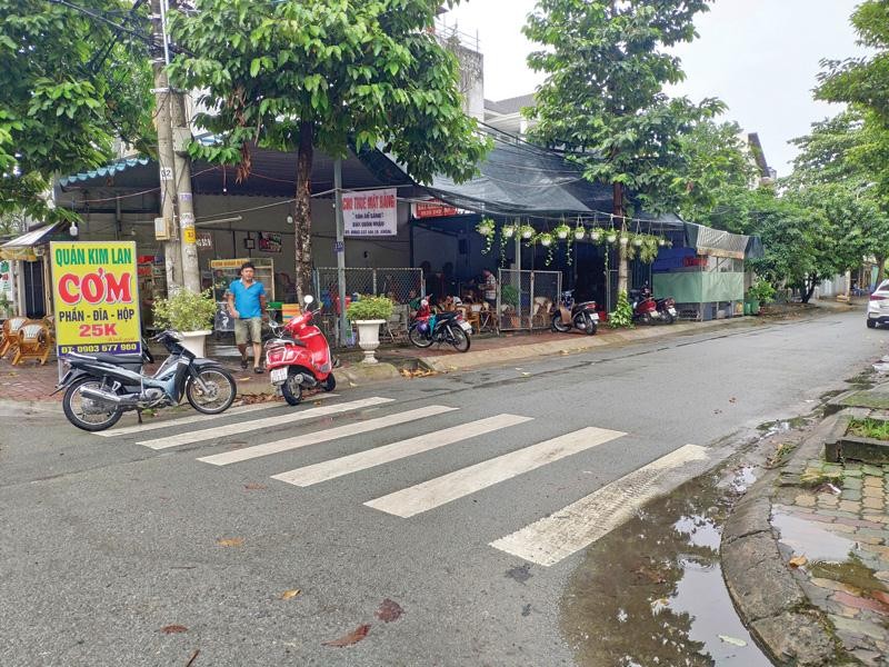 Tại nhiều lô nền ở Dự án Khu dân cư Hiệp Bình Chánh, người dân mua đất hợp pháp đã xây dựng nhà ở, nhưng sổ đỏ lại mang tên người khác và bị cầm cố ngân hàng.