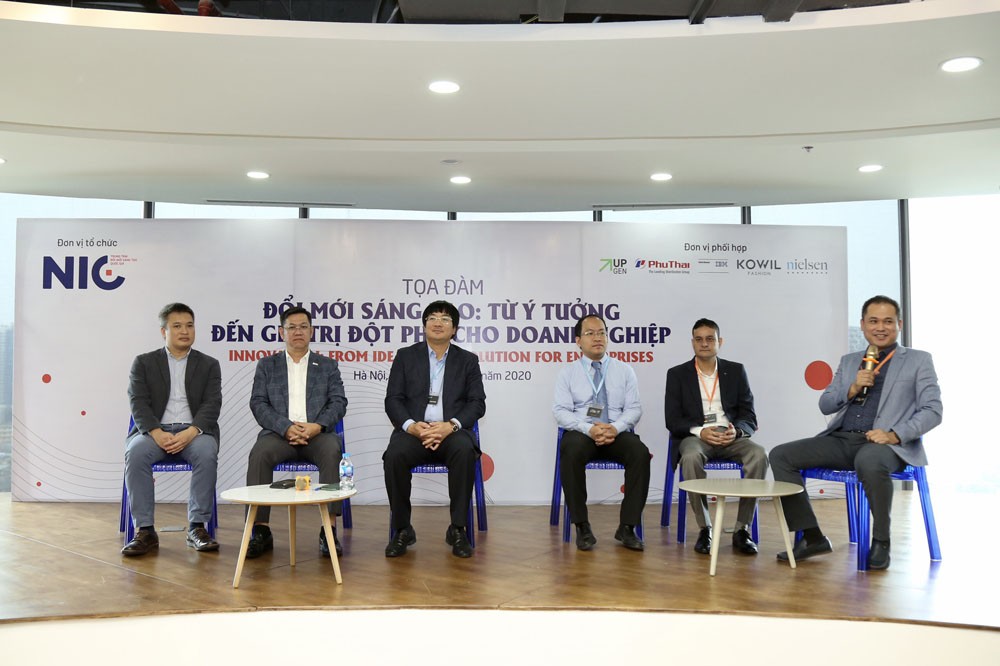 Các chuyên gia, doanh nhân tham gia tọa đàm