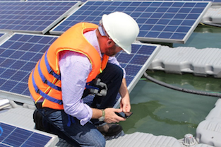 Chuyên gia ADB kiểm tra nước hồ