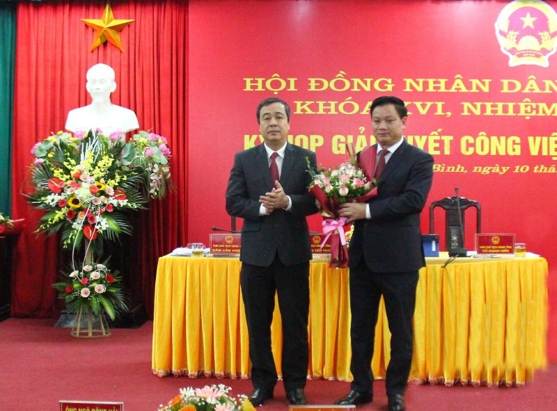 Ông Ngô Đông Hải, ủy viên dự khuyết BCH Trung ương Đảng, Bí thư Tỉnh ủy Thái Bình tặng hoa, chúc mừng tân Chủ tịch UBND tỉnh Thái Bình Nguyễn Khắc Thận.