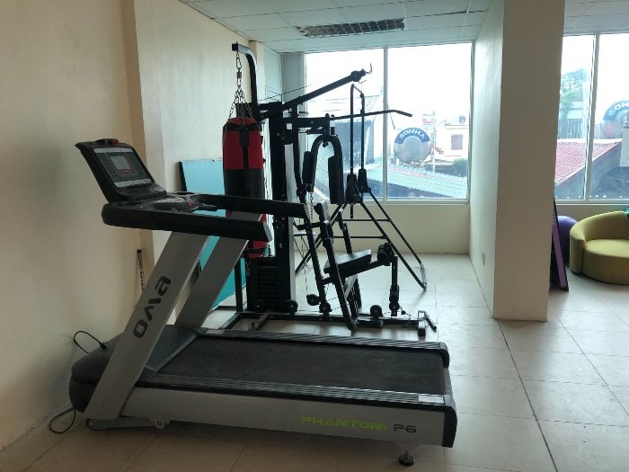 Trong khi hàng chục héc-ta đất dự án chưa thể triển khai, thì thầy và trò Trường Đại học Nguyễn Trãi phải tận dụng từng diện tích nhỏ nhất cho sinh hoạt và học tập.