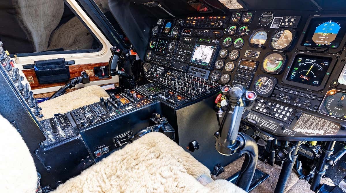 Khoang buồng lái dành cho 2 phi công. (Ảnh: Aero Aset)