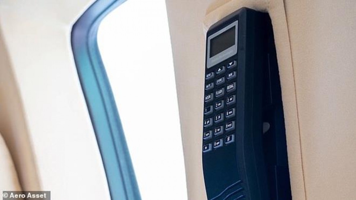 Khi bay trên bầu trời, điện thoại di động không được phép sử dụng. Vì vậy, chiếc điện thoại trông hơi cũ này là lựa chọn tối ưu. (Ảnh: Aero Aset)