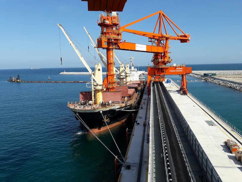 Cảng nhận khẩu than cho nhà máy điện tại Vĩnh Tân