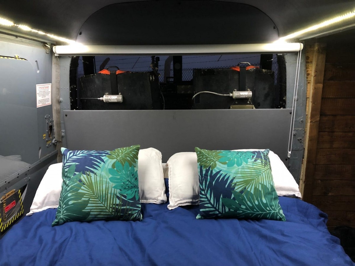 Trong phòng nghỉ có đủ bàn, đèn, ấm đun nước. Sàn máy bay cũng được sưởi ấm. Có cả TV và tủ lạnh nhỏ trong máy bay.