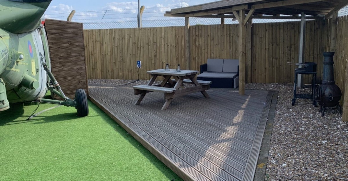 Khuôn viên bên ngoài khá rộng rãi, đủ cả những góc riêng tư hay không gian tổ chức tiệc nước ngoài trời.